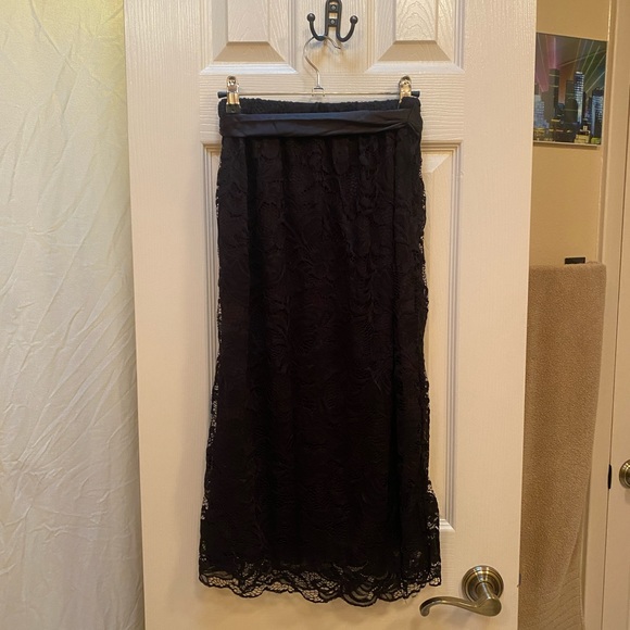 Black Lace Midi Pencil Skirt w/ Lining | Collections Etc. - Picture 2 of 5